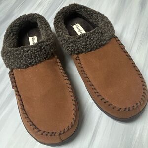 Only tried on. Mens Dearfoams slippers size 9-10.